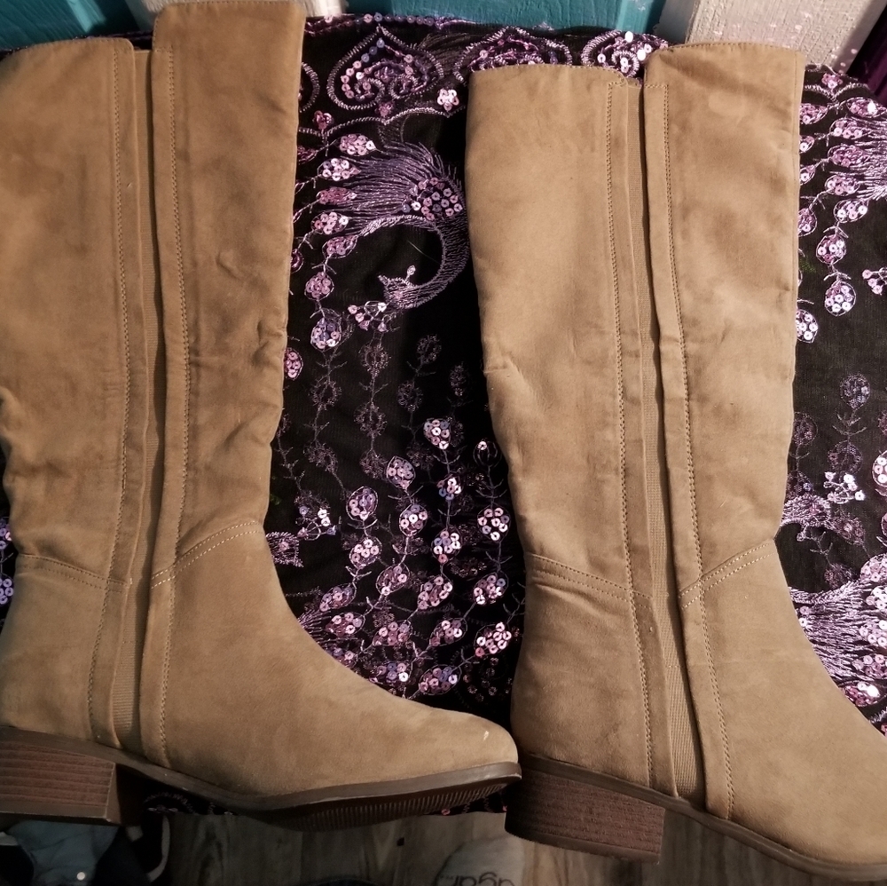 Womans Tall Tan Suede Boots